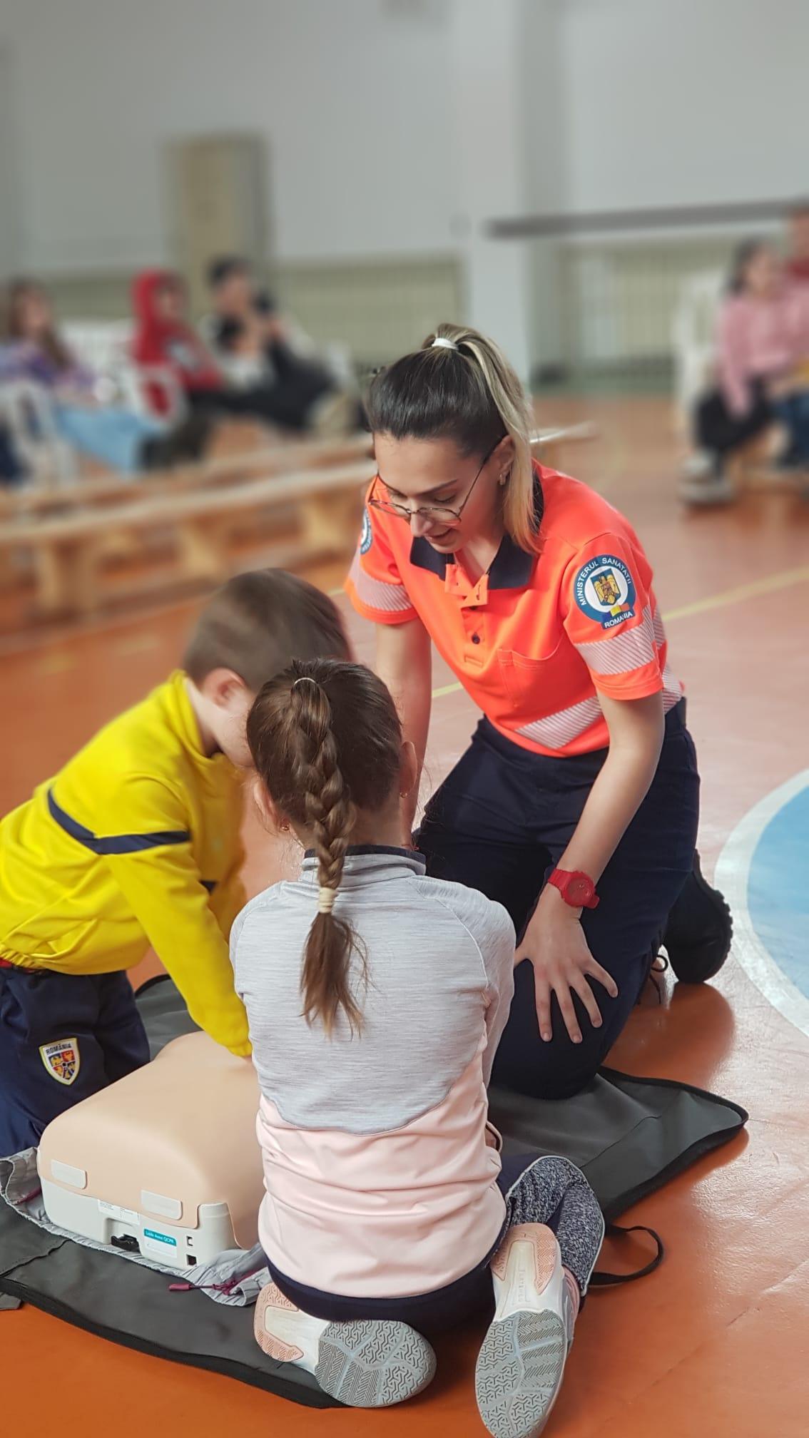 2000 de elevi instruiți în prim ajutor